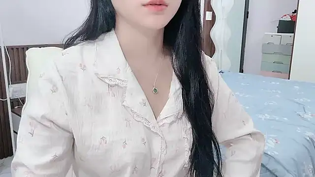 Snapshot of _Ely_ chatting on 10/10/25, 04:22 Ely online show from 10/10/25, 04:22