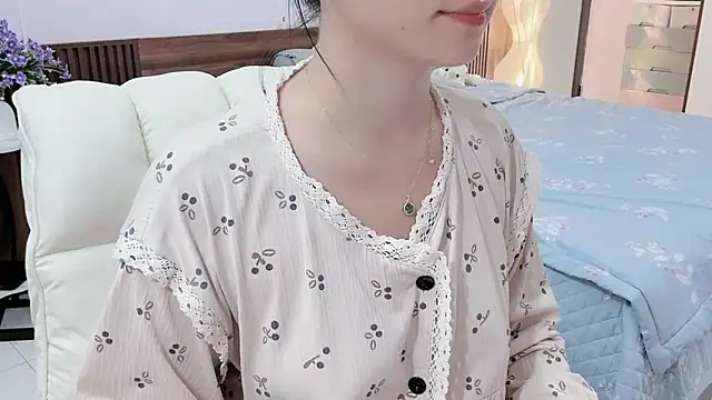 Snapshot of _Ely_ chatting on 10/31/25, 04:24 Ely online show from 10/31/25, 04:24