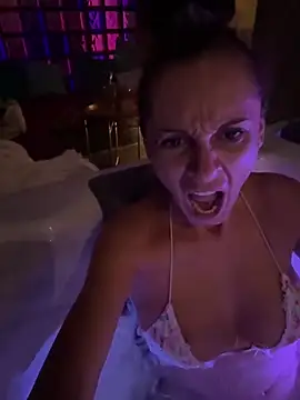 Snapshot of therealbeverlycious chatting on 10/24/25, 10:44 therealbeverlycious online show from 10/24/25, 10:44