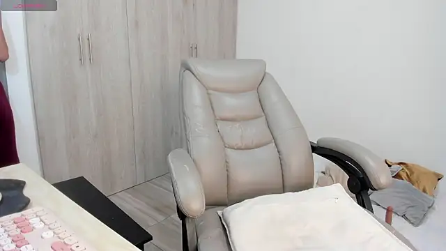 Snapshot of _miamadison chatting on 06/20/26, 10:34 miamadison online show from 06/20/26, 10:34