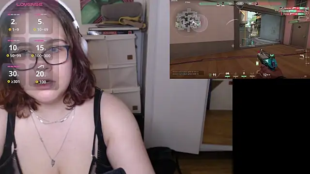 Snapshot of playvalorantwithmenow chatting on 10/31/25, 01:39 playvalorantwithmenow online show from 10/31/25, 01:39