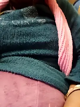 Snapshot of Shoni__ chatting on 12/18/25, 04:02 Shoni online show from 12/18/25, 04:02