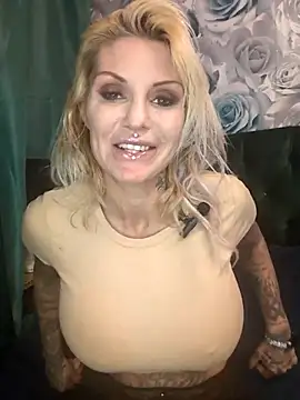 Snapshot of Ninasweden chatting on 12/17/25, 09:10 Ninasweden online show from 12/17/25, 09:10