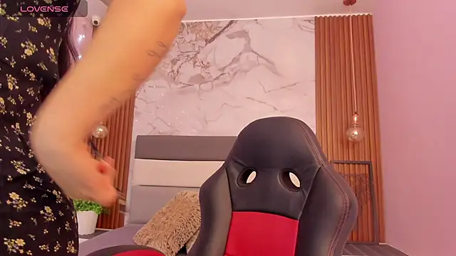 LARSONMIA online show from 11/21/25, 12:15