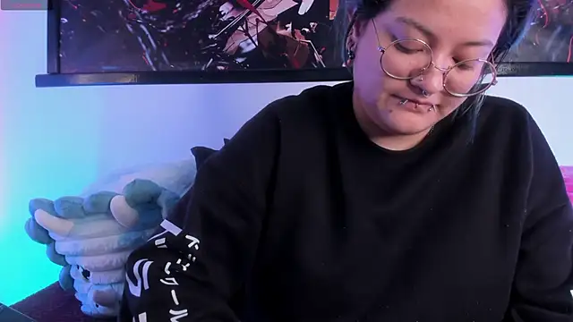 Snapshot of lucky-leah chatting on 06/09/26, 05:30 lucky-leah online show from 06/09/26, 05:30