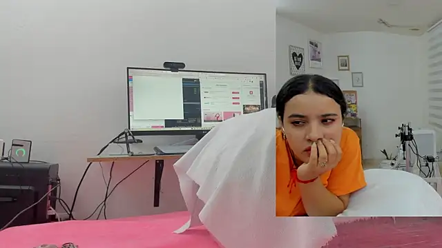 Snapshot of Daki_Ume_ chatting on 11/02/25, 02:14 Daki Ume online show from 11/02/25, 02:14