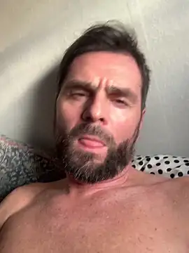 Snapshot of TB1977DK chatting on 12/17/25, 12:11 TB1977DK online show from 12/17/25, 12:11