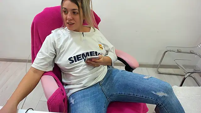 Snapshot of Dyana_Kaylinn chatting on 01/04/25, 04:01 Dyana Kaylinn online show from 01/04/25, 04:01