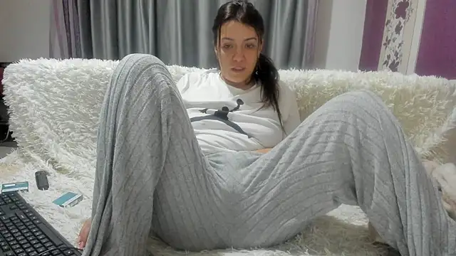 Snapshot of Dyana_Kaylinn chatting on 02/14/25, 04:04 Dyana Kaylinn online show from 02/14/25, 04:04