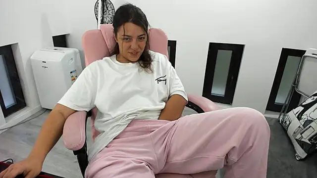 Snapshot of Dyana_Kaylinn chatting on 09/12/25, 04:23 Dyana Kaylinn online show from 09/12/25, 04:23