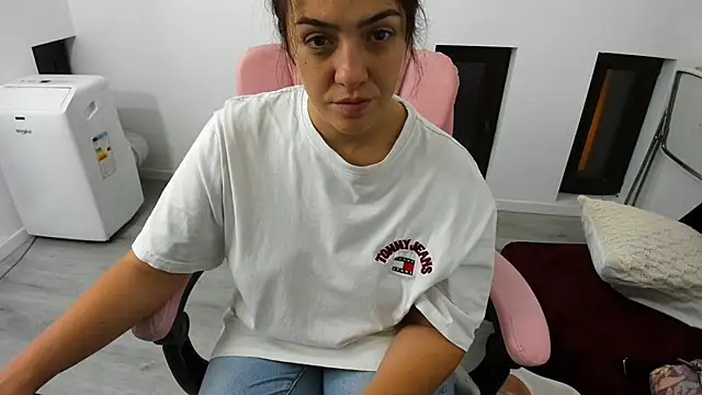 Snapshot of Dyana_Kaylinn chatting on 09/23/25, 03:42 Dyana Kaylinn online show from 09/23/25, 03:42