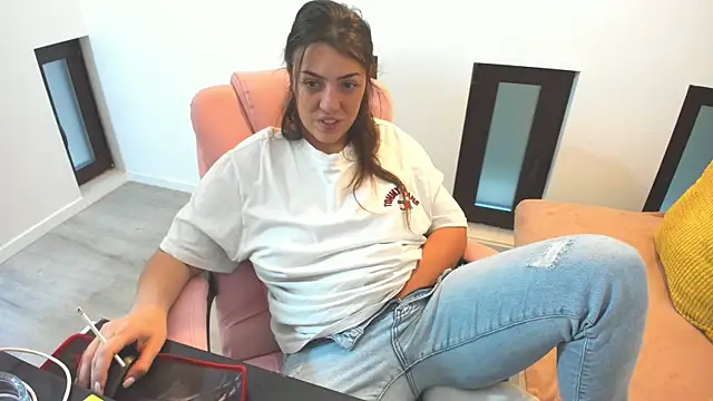 Snapshot of Dyana_Kaylinn chatting on 11/16/25, 05:35 Dyana Kaylinn online show from 11/16/25, 05:35