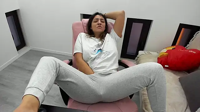 Snapshot of Dyana_Kaylinn chatting on 01/13/26, 05:35 Dyana Kaylinn online show from 01/13/26, 05:35