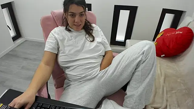 Snapshot of Dyana_Kaylinn chatting on 02/07/26, 06:06 Dyana Kaylinn online show from 02/07/26, 06:06