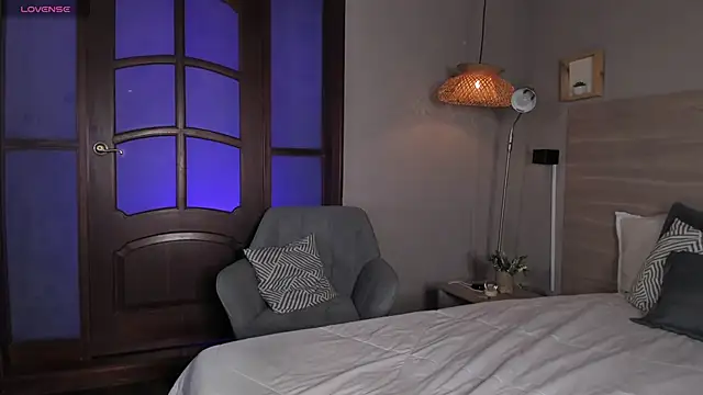 nayah   online show from 03/13/26, 08:15