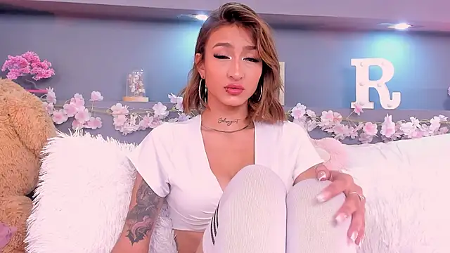 Snapshot of rosemonrooe chatting on 11/08/25, 02:28 rosemonrooe online show from 11/08/25, 02:28