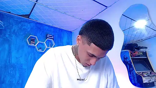 Snapshot of Liam_lee chatting on 12/28/24, 03:37 Liam lee online show from 12/28/24, 03:37