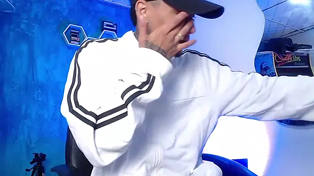 Snapshot of Liam_lee chatting on 01/05/25, 01:26 Liam lee online show from 01/05/25, 01:26