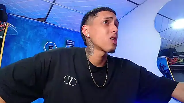 Snapshot of Liam_lee chatting on 01/12/25, 04:29 Liam lee online show from 01/12/25, 04:29