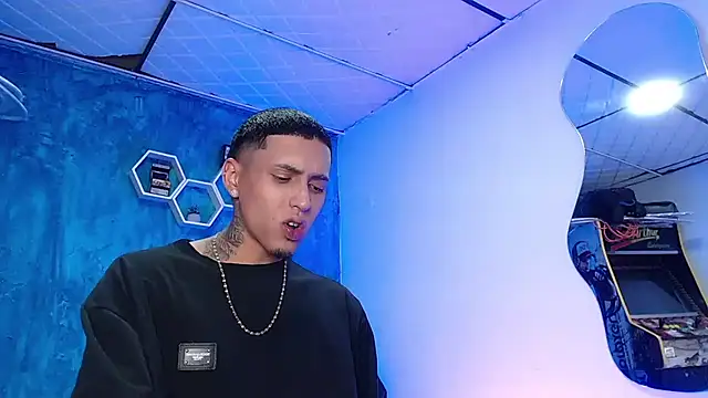 Snapshot of Liam_lee chatting on 01/17/25, 04:36 Liam lee online show from 01/17/25, 04:36