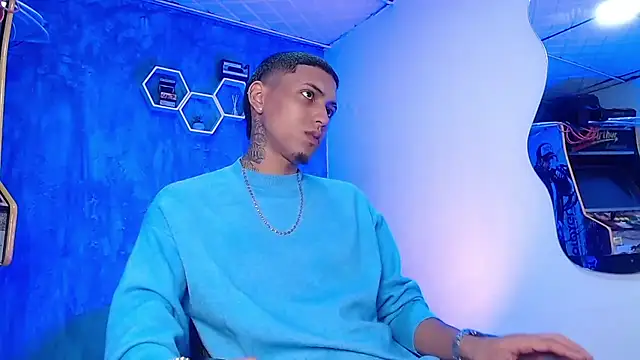 Snapshot of Liam_lee chatting on 01/26/25, 01:04 Liam lee online show from 01/26/25, 01:04