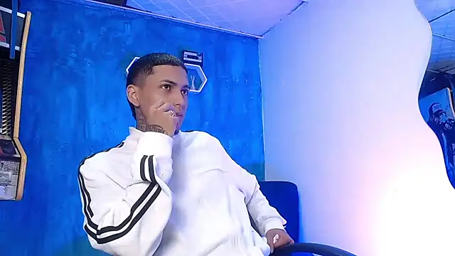 Snapshot of Liam_lee chatting on 02/14/25, 12:47 Liam lee online show from 02/14/25, 12:47