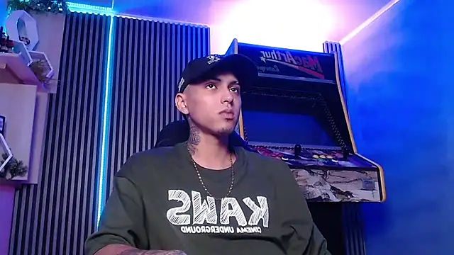 Snapshot of Liam_lee chatting on 03/20/25, 01:37 Liam lee online show from 03/20/25, 01:37