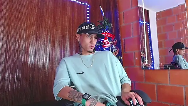 Snapshot of Liam_lee chatting on 12/19/25, 04:14 Liam lee online show from 12/19/25, 04:14