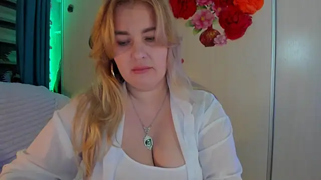 CoraSwon online show from 10/24/25, 09:22