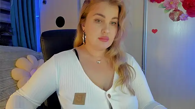 CoraSwon online show from 12/05/25, 04:36