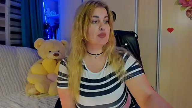 CoraSwon online show from 03/27/26, 07:24