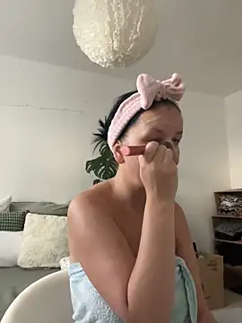 Snapshot of Off__Melonenmandy chatting on 11/20/25, 07:30 Off Melonenmandy online show from 11/20/25, 07:30