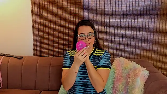 Snapshot of ariana_cross chatting on 07/07/26, 12:42 ariana cross online show from 07/07/26, 12:42