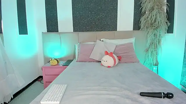 Alaia Manson online show from 11/28/25, 07:38