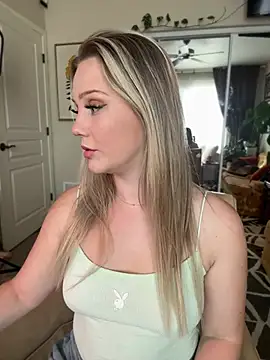 Snapshot of lexi_luv chatting on 02/06/25, 10:21 lexi luv online show from 02/06/25, 10:21