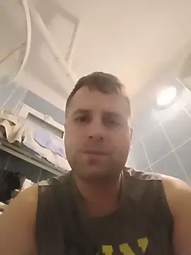 Snapshot of LucianM6 chatting on 11/21/25, 08:29 LucianM6 online show from 11/21/25, 08:29