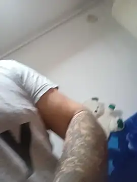 Snapshot of LucianM6 chatting on 11/23/25, 06:46 LucianM6 online show from 11/23/25, 06:46