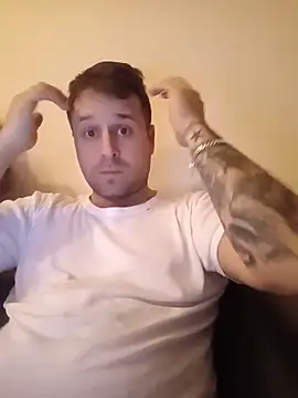 Snapshot of LucianM6 chatting on 11/30/25, 02:54 LucianM6 online show from 11/30/25, 02:54