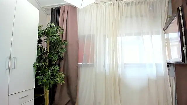 Snapshot of OliviaRimes chatting on 12/08/24, 10:08 OliviaRimes online show from 12/08/24, 10:08