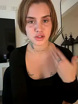 EmiliaCatalina online show from 09/15/25, 09:48