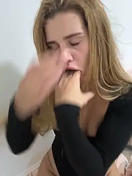 EmiliaCatalina online show from 10/07/25, 09:56