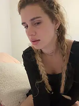 EmiliaCatalina online show from 10/13/25, 10:10