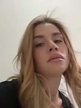 EmiliaCatalina online show from 11/01/25, 09:17