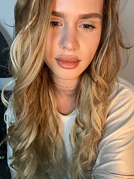 EmiliaCatalina online show from 12/18/25, 12:27