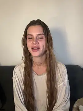 EmiliaCatalina online show from 04/07/26, 09:59