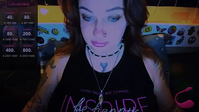 Snapshot of EllieOz chatting on 12/18/24, 04:06 EllieOz online show from 12/18/24, 04:06