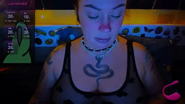 Snapshot of EllieOz chatting on 01/04/25, 05:47 EllieOz online show from 01/04/25, 05:47