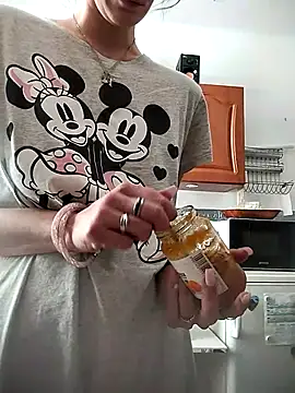 Snapshot of LauraBaby chatting on 09/29/25, 12:10 LauraBaby online show from 09/29/25, 12:10