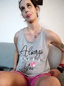 Snapshot of LauraBaby chatting on 11/30/25, 01:48 LauraBaby online show from 11/30/25, 01:48