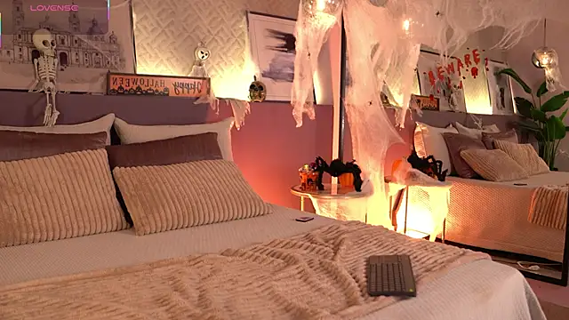 Snapshot of ElleDiane chatting on 10/21/25, 01:28 ElleDiane online show from 10/21/25, 01:28